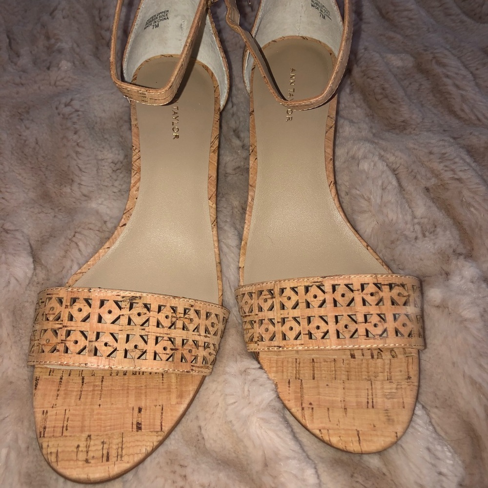 ANN TAYLOR cork sandals